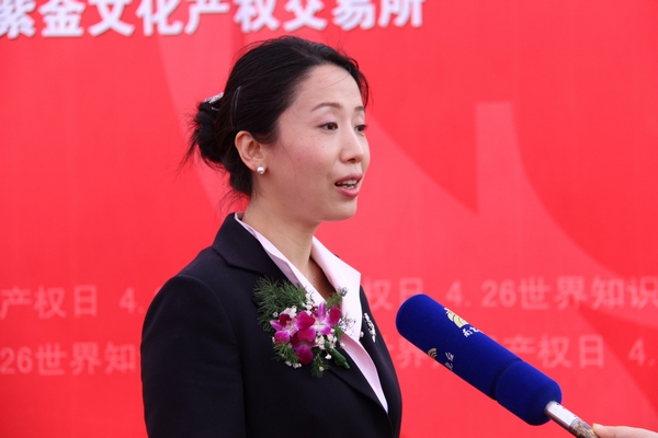 图4  NG娱乐党委书记张捷接受南京市电视台采访